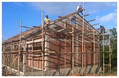 壁面の設置、屋根敷設の工程を経て、校舎建設工事は順調に進捗しました。